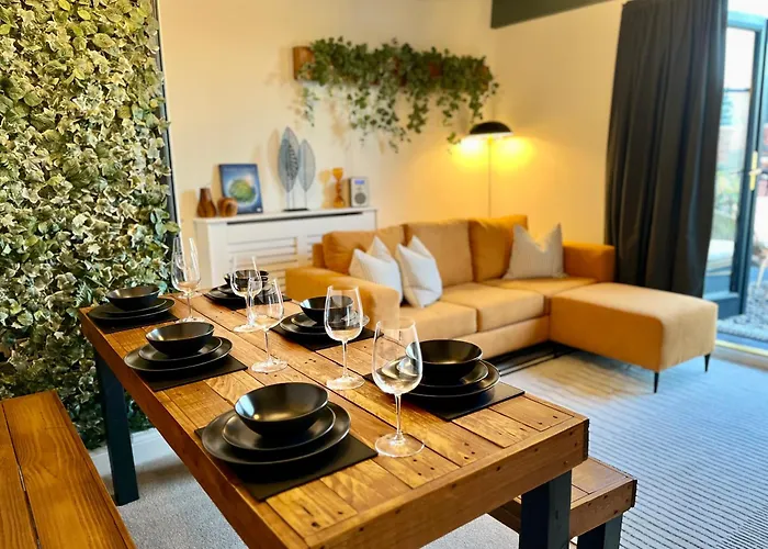 The Gallery - Bournemouth Town Centre - Beach 5 Minute Walk - Superfast Wifi - Outdoor Terrace - Sleeps 6 - Netflix - Contractor Friendly - Long Stay Rates - Coffee Machine